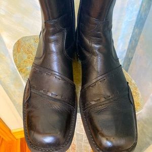 Slight worn, excellent condition leather books.